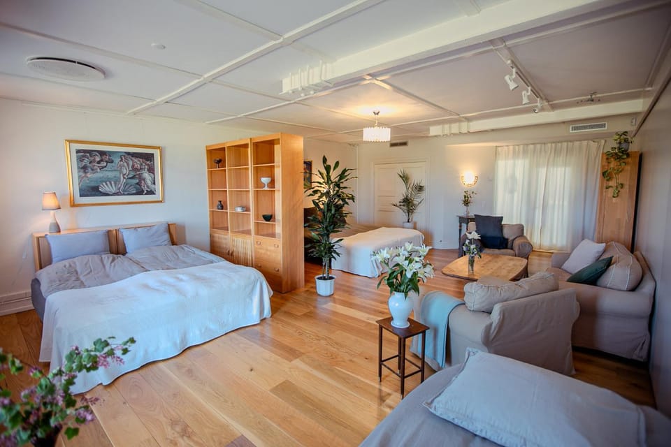 Photo of the whole room, Seating area, Bedroom