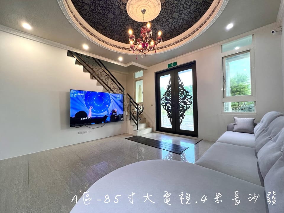 Communal lounge/ TV room, TV and multimedia, Living room, Evening entertainment