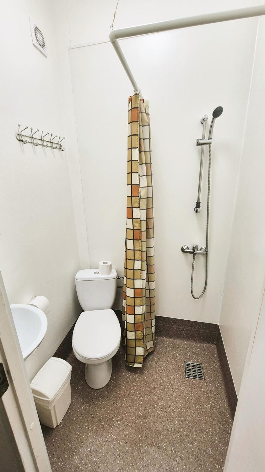 Shower, Toilet