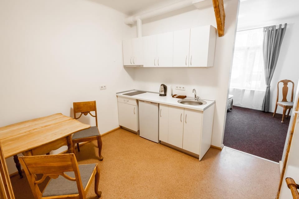 Kitchen or kitchenette, Dining area