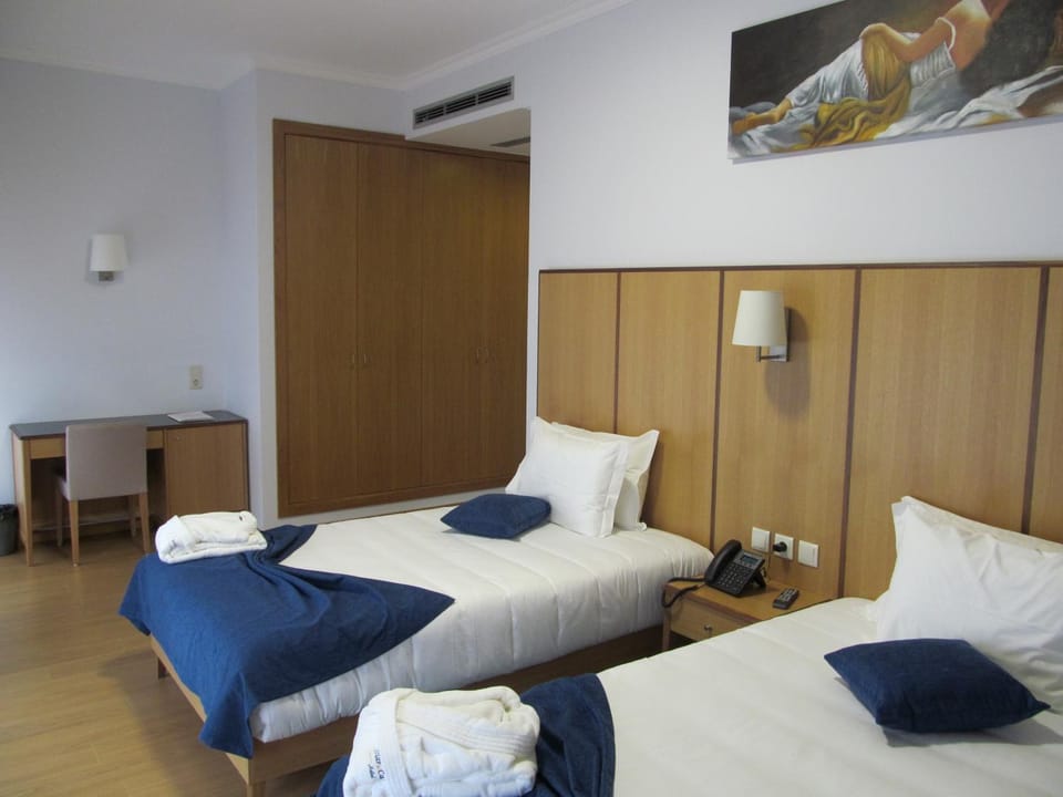 Photo of the whole room, River view