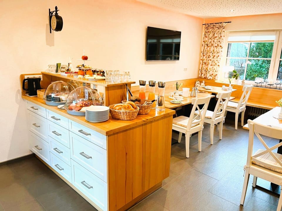 Communal lounge/ TV room, Buffet breakfast