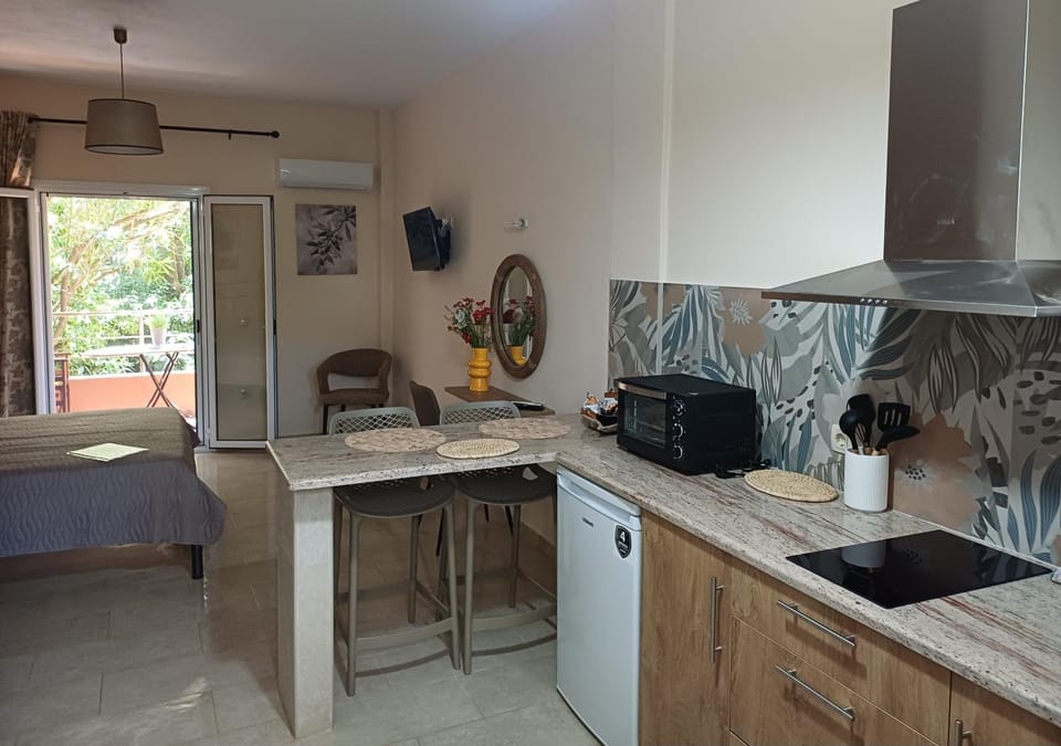 Kitchen or kitchenette, Dining area, stove