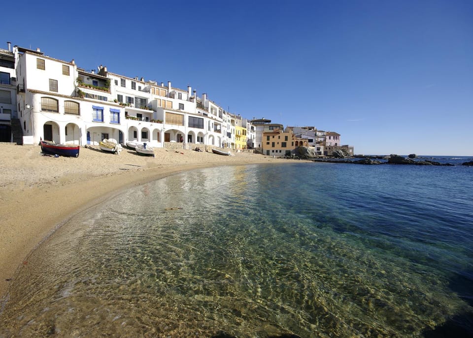 Nearby landmark, Restaurant/places to eat, Natural landscape, Beach