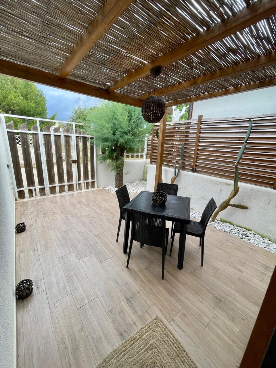 Patio, Day, Dining area