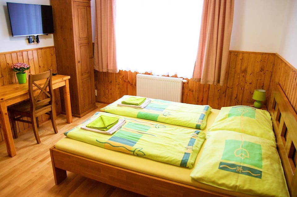 TV and multimedia, Photo of the whole room, Bedroom