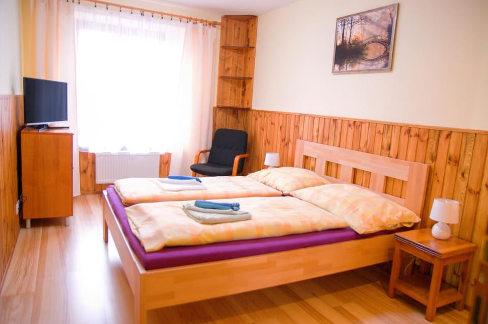 TV and multimedia, Photo of the whole room, Decorative detail, Bedroom