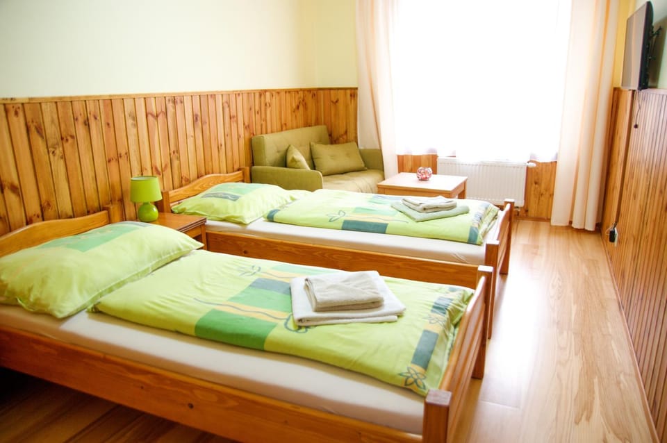 TV and multimedia, Photo of the whole room, Bedroom