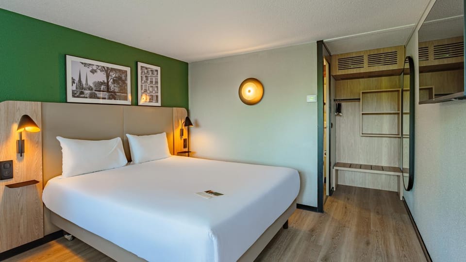 Bed, Photo of the whole room, Bedroom, wardrobe