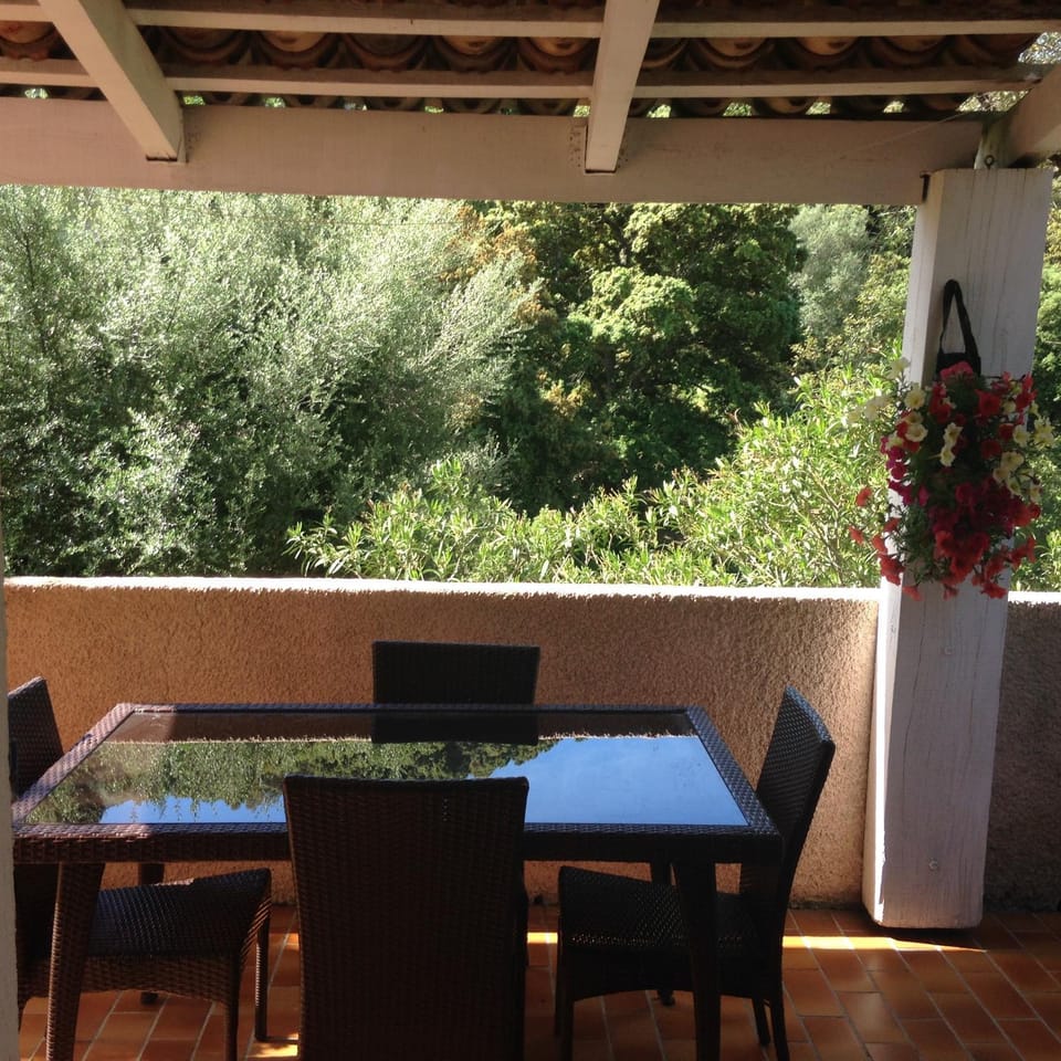 Facade/entrance, Balcony/Terrace, Garden view