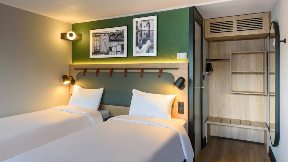 Bed, Photo of the whole room, Bedroom, wardrobe, air conditioner