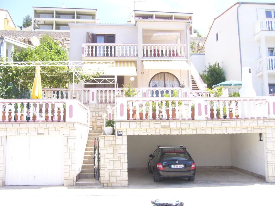 Property building, Balcony/Terrace, Parking