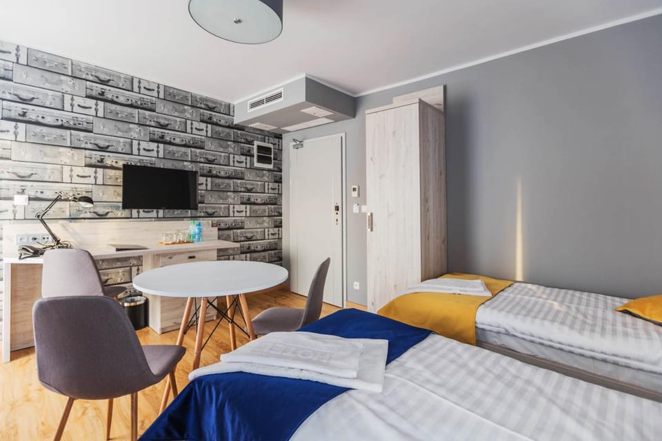Bed, TV and multimedia, Photo of the whole room, Decorative detail, Area and facilities