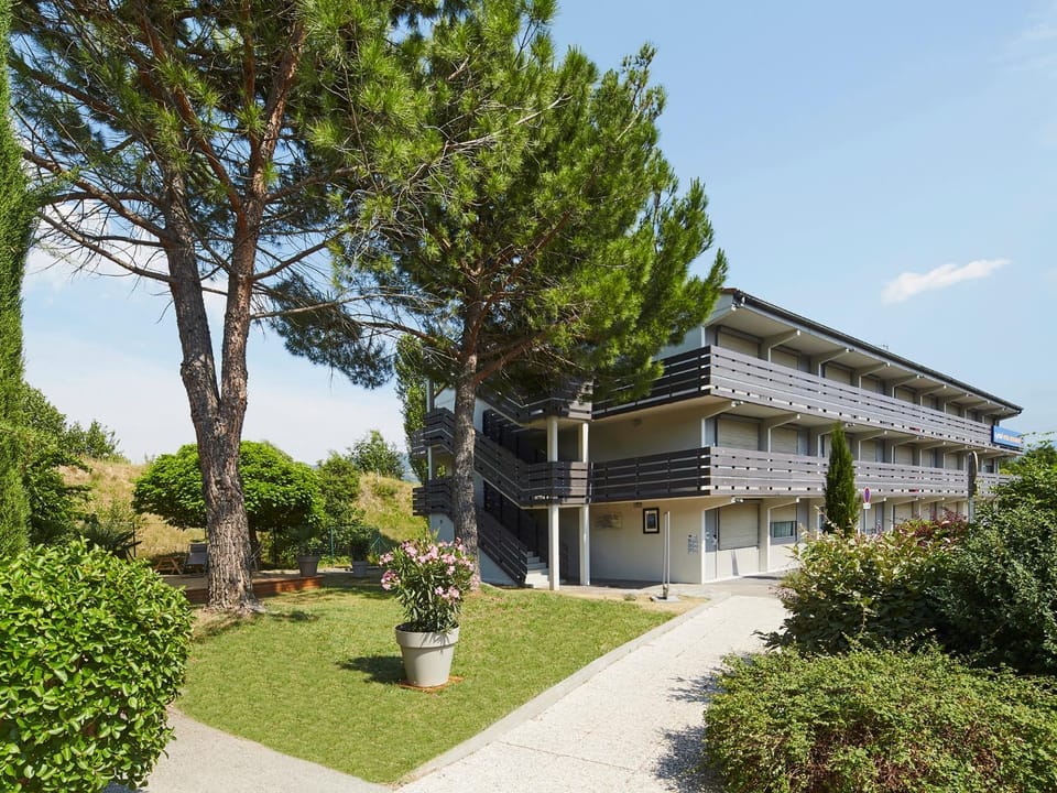 Property building, Day, Garden, Garden, Garden view