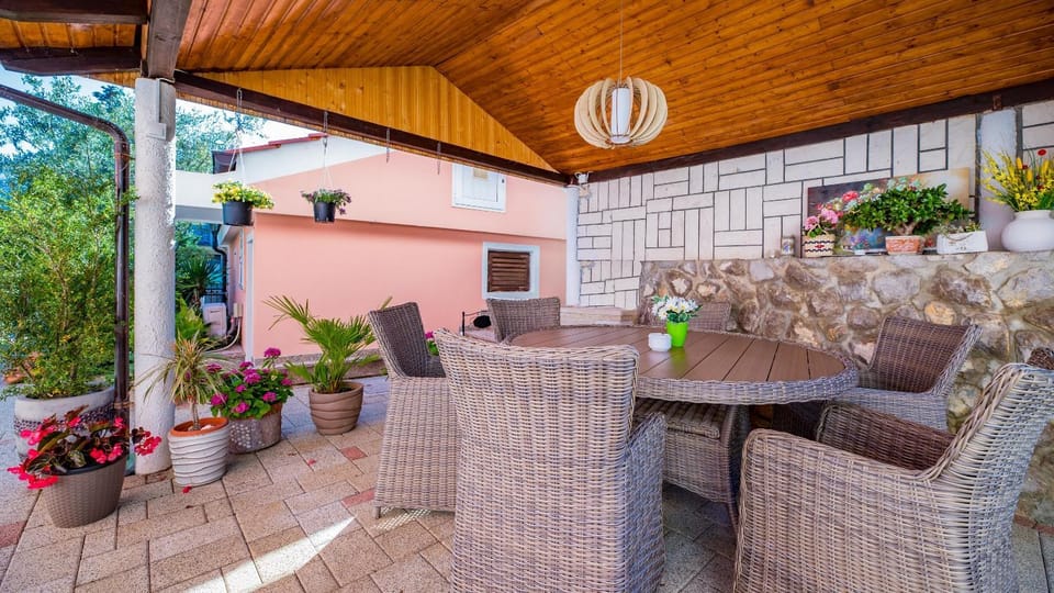 Patio, Day, Garden, Balcony/Terrace, Seating area, Garden view