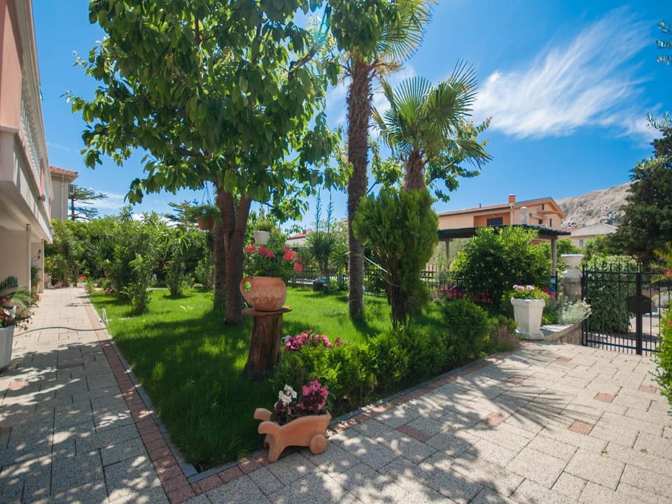 Property building, Spring, Day, Natural landscape, Garden, Garden view