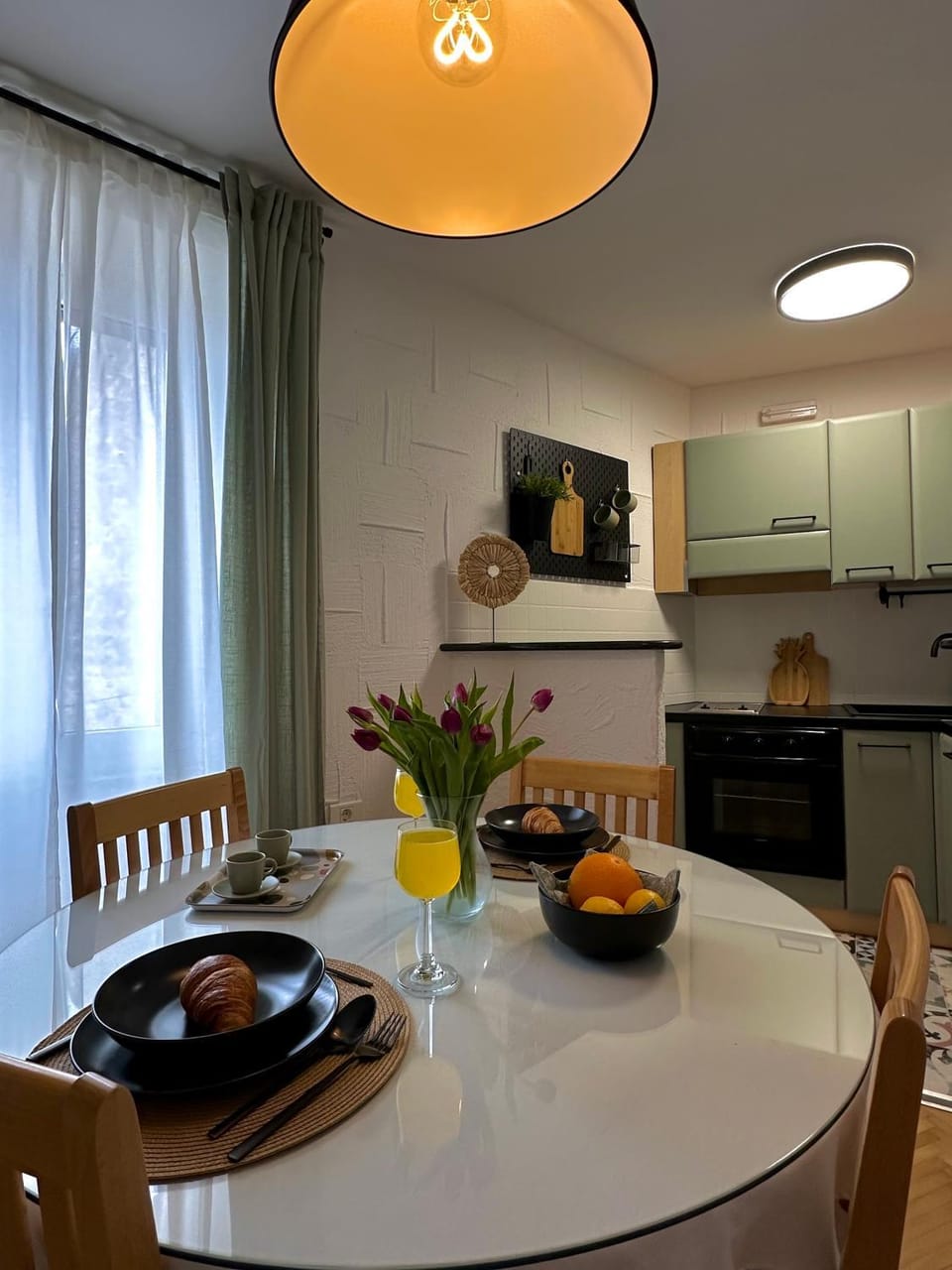 Kitchen or kitchenette, Dining area