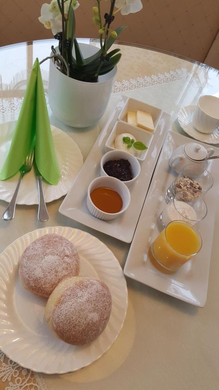 Living room, American breakfast