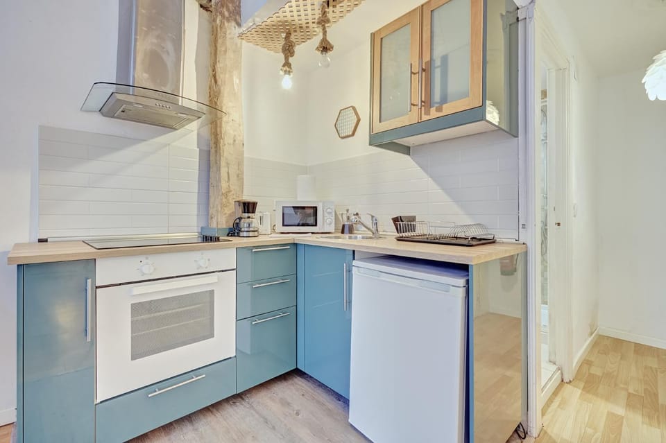 Kitchen or kitchenette, minibar, oven, stove