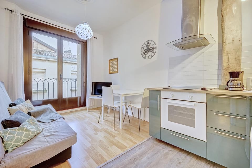 Kitchen or kitchenette, Living room, Seating area, Dining area, stove
