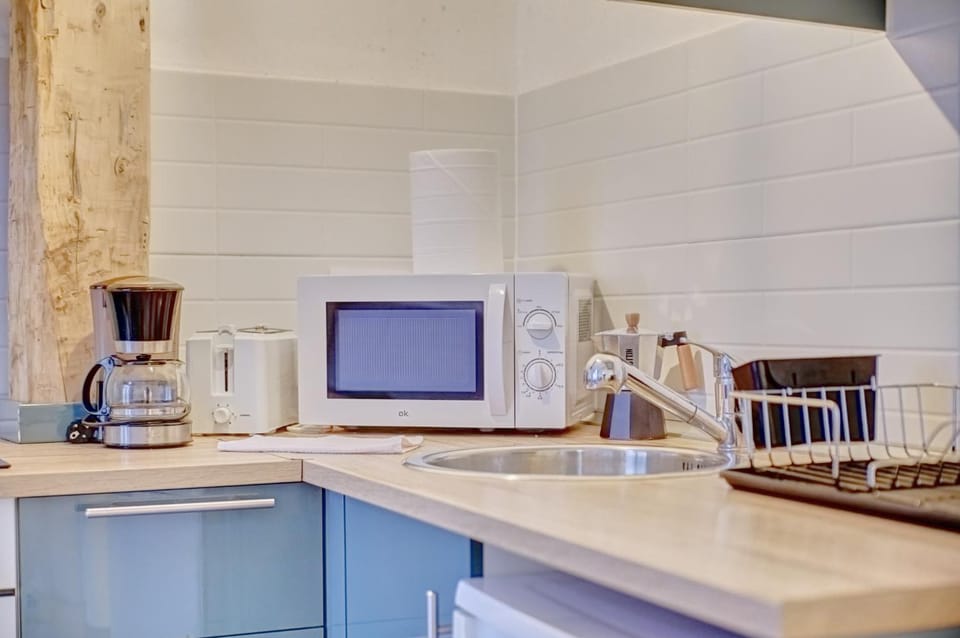 Coffee/tea facilities, Kitchen or kitchenette, stove, toaster