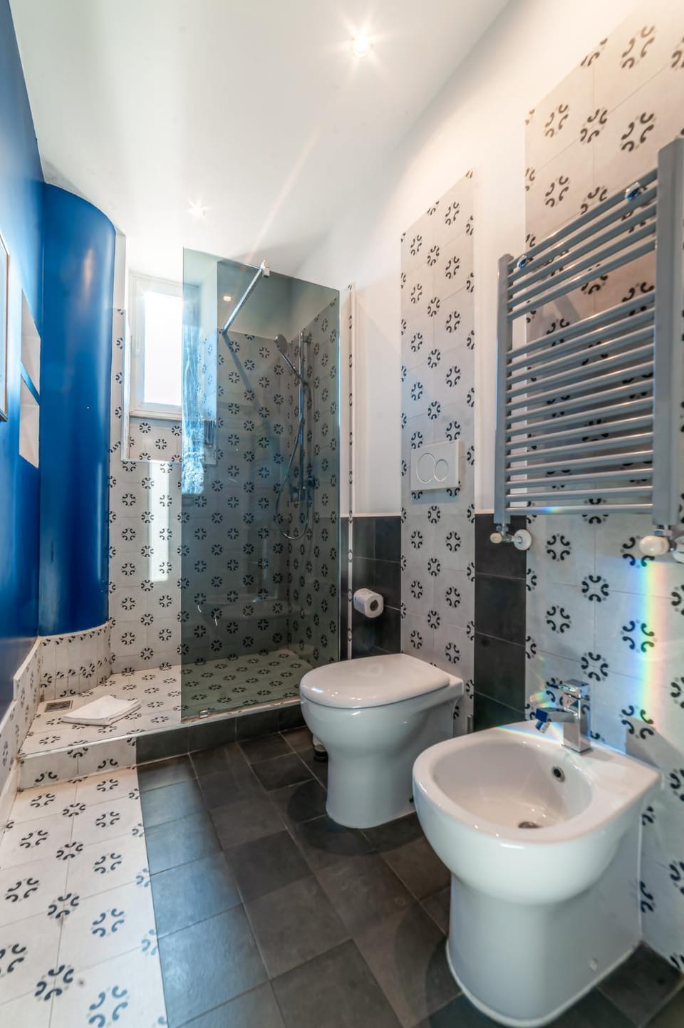 Shower, Toilet, Bathroom, bidet, towels