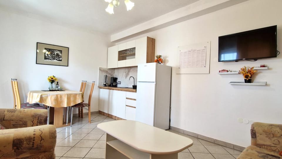 Kitchen or kitchenette, Living room, Seating area, Dining area