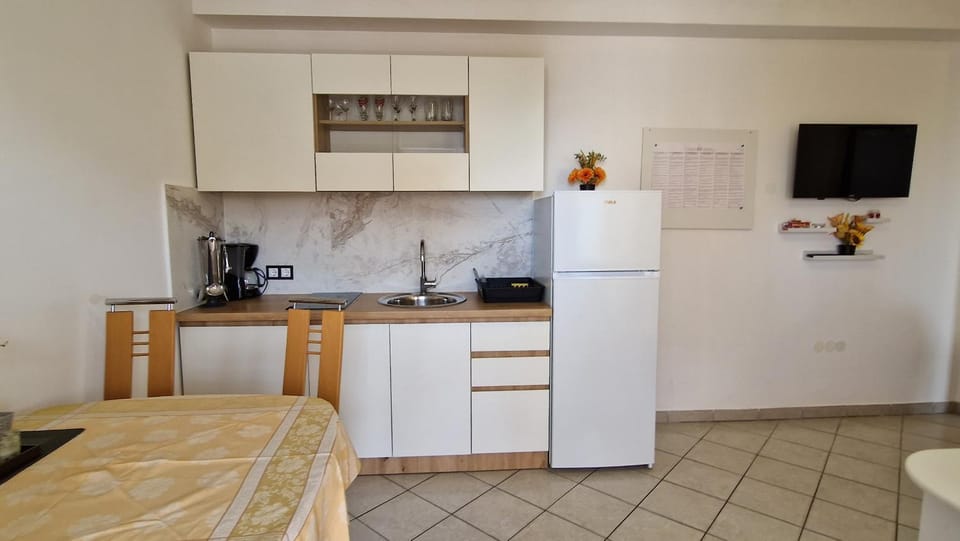 TV and multimedia, Coffee/tea facilities, Kitchen or kitchenette, Dining area