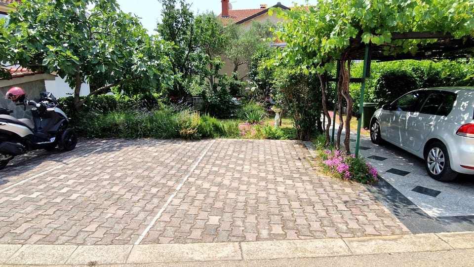 Garden, Parking