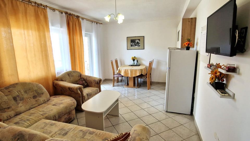 TV and multimedia, Kitchen or kitchenette, Living room, Seating area, Dining area