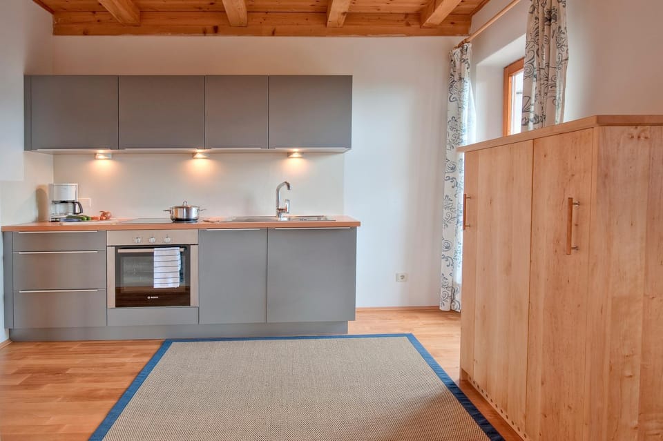 Coffee/tea facilities, Kitchen or kitchenette, Living room