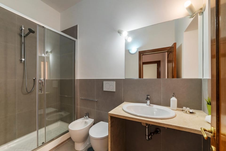 Shower, Toilet, Bathroom, towels