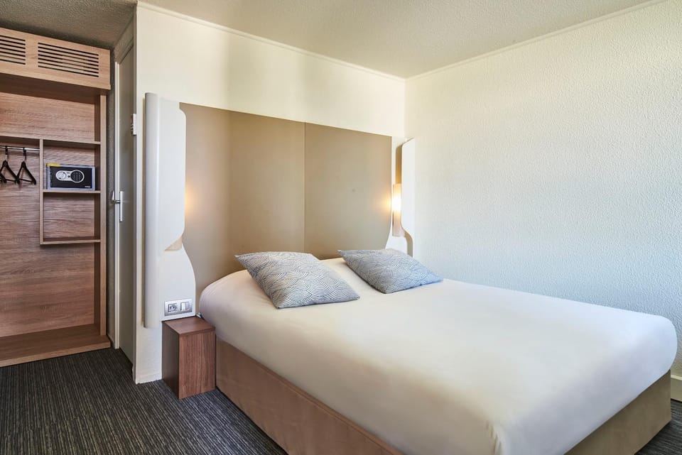 Bed, Photo of the whole room, Bedroom, wardrobe