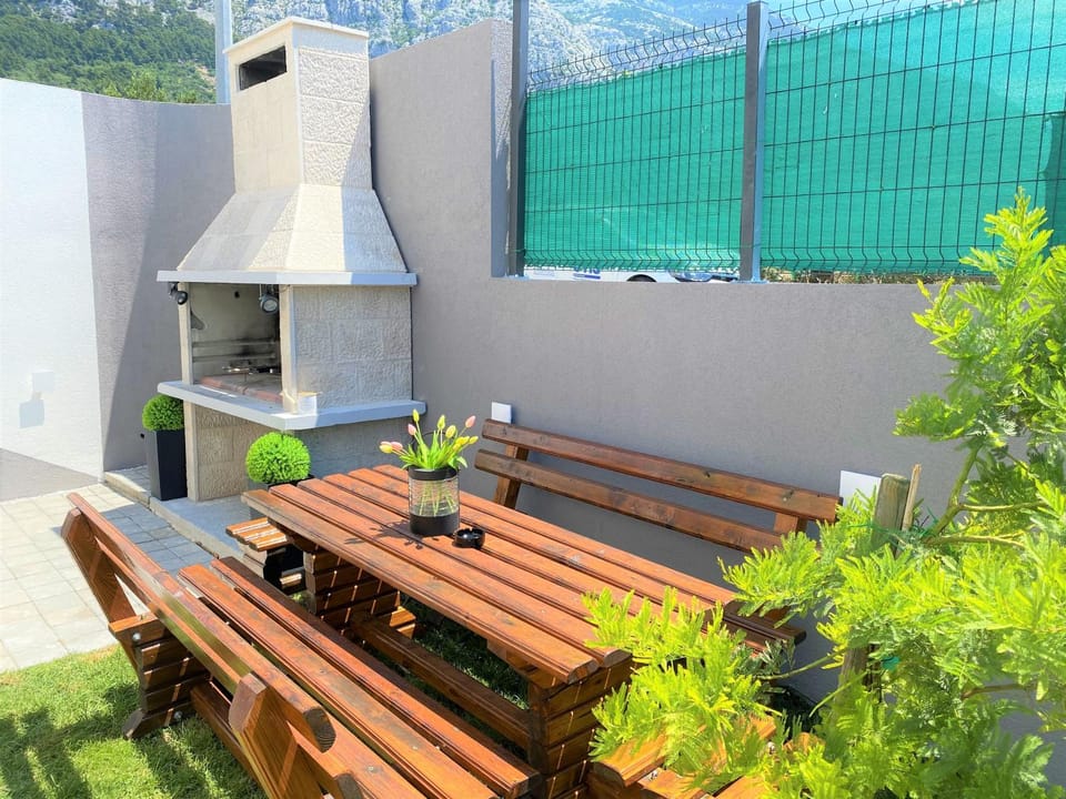 Patio, BBQ facilities