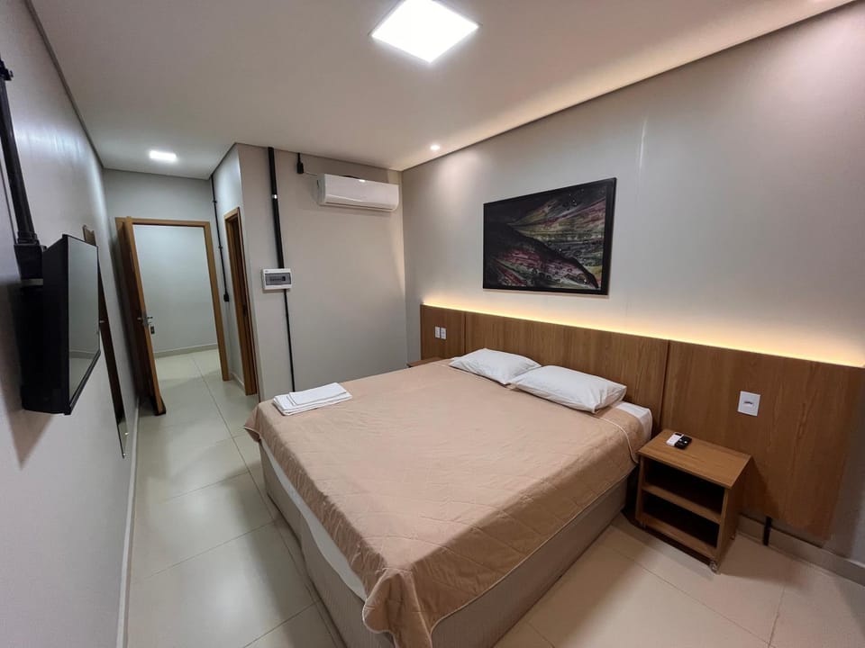 Bed, TV and multimedia, Photo of the whole room, Bedroom, towels