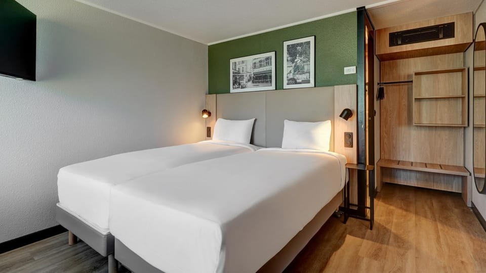 Bed, Photo of the whole room, air conditioner