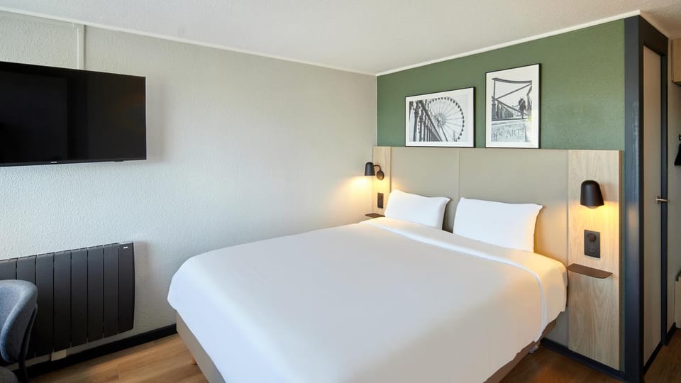 Bed, TV and multimedia, Photo of the whole room, Bedroom