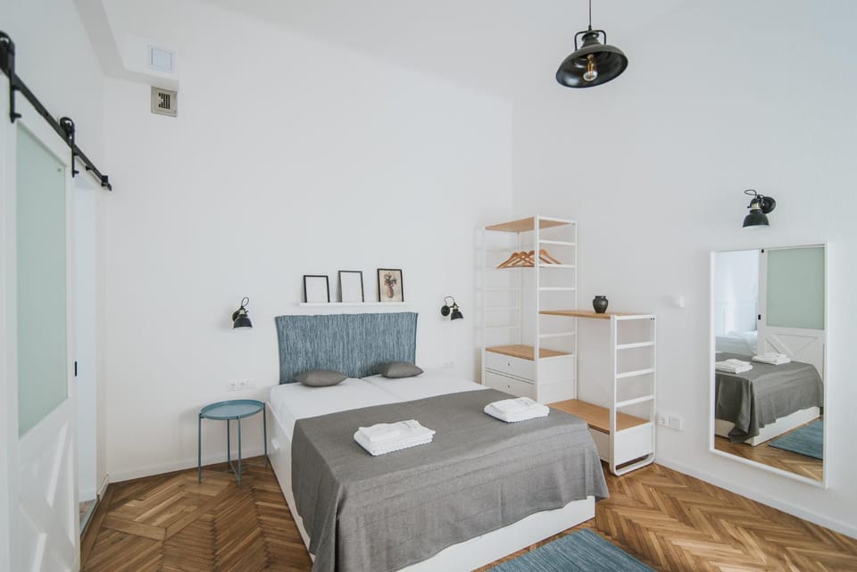 Bed, TV and multimedia, Living room, Bedroom, Family, Inner courtyard view