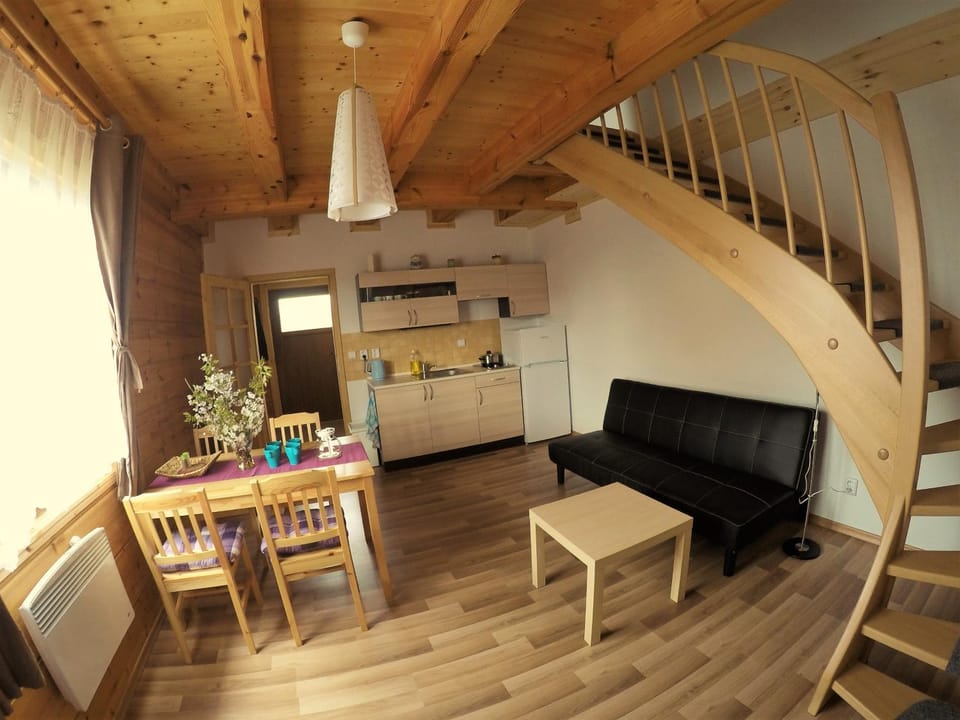 Coffee/tea facilities, Kitchen or kitchenette, Living room, Dining area