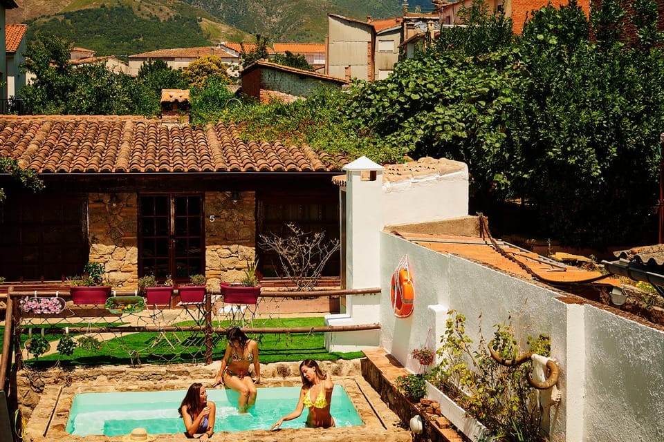 Off site, Day, People, BBQ facilities, Garden, Solarium, Balcony/Terrace, Mountain view, Swimming pool, Family, sunbed