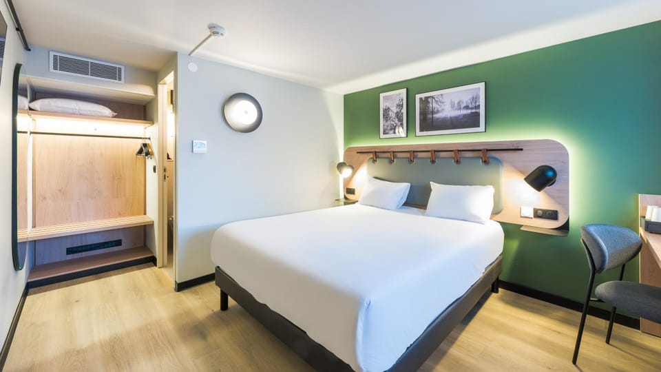 Bed, TV and multimedia, Photo of the whole room, wardrobe, air conditioner