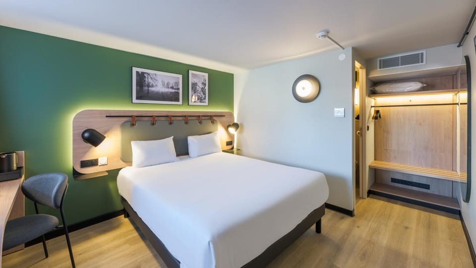 Bed, TV and multimedia, Photo of the whole room, Bedroom, air conditioner
