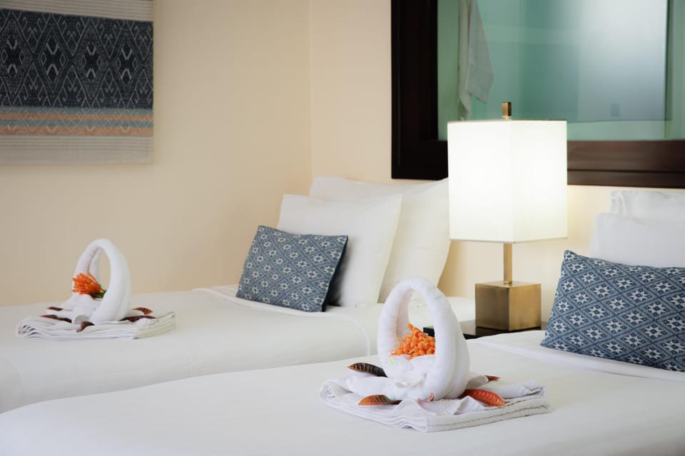 Property building, Restaurant/places to eat, Bed, Photo of the whole room, Bedroom, Swimming pool, Breakfast, towels