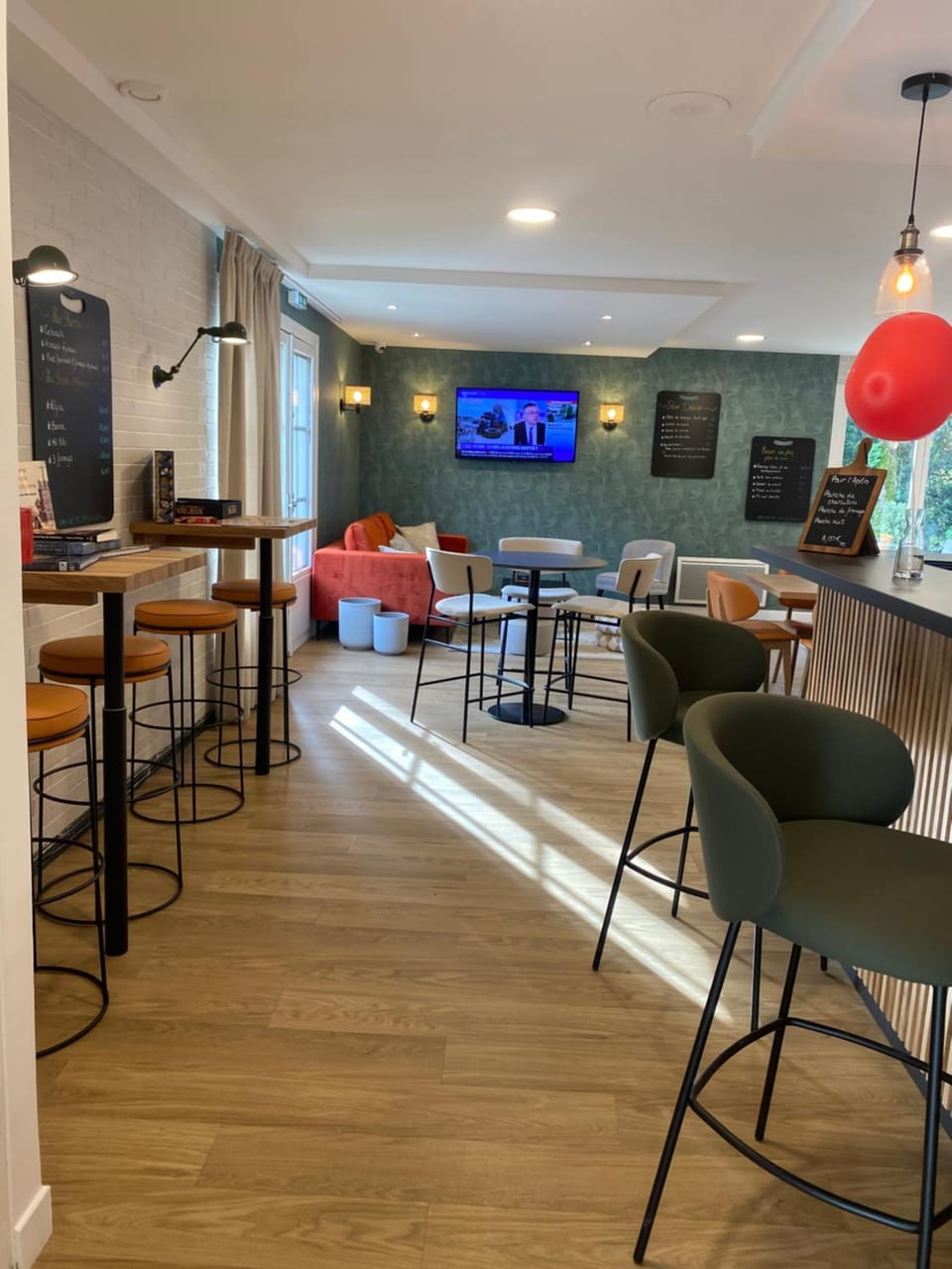 Restaurant/places to eat, Seating area