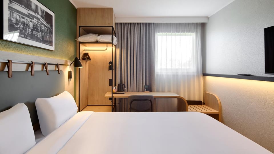 Photo of the whole room, Bedroom