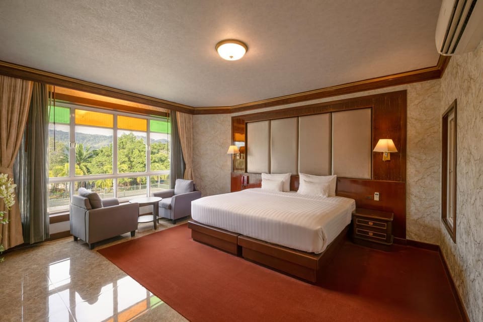 Bed, View (from property/room), Living room, Photo of the whole room, Seating area, Bedroom