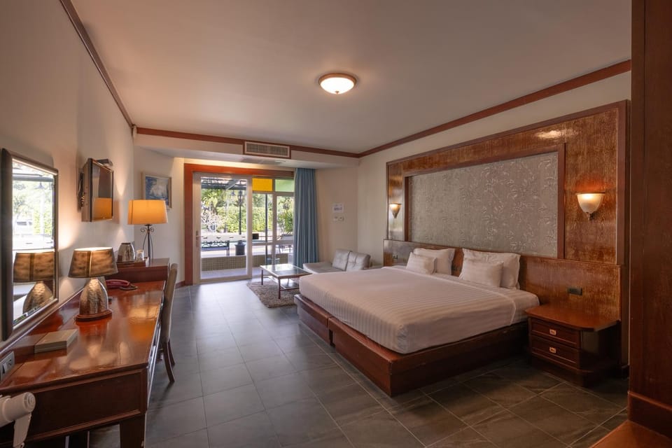 Bed, Living room, Photo of the whole room, Seating area, Bedroom, towels