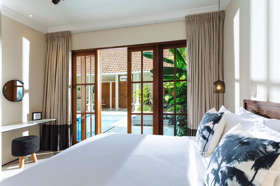 Bedroom, Swimming pool, Swimming pool
