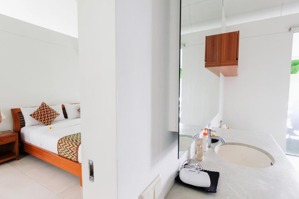 Bed, Bathroom