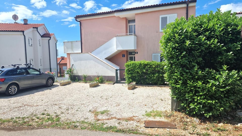 Property building, Neighbourhood, Parking